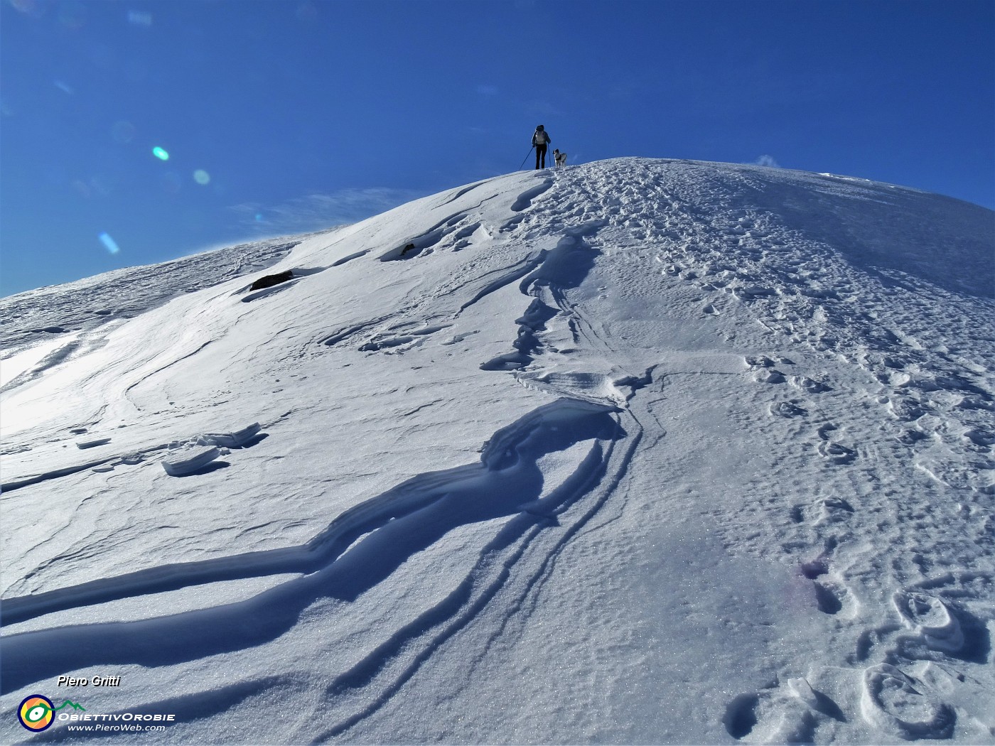 40 In ripida salita per cima Monte Avaro spazzati da forti raffiche di vento .JPG